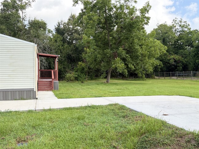 Building Photo - 215 Live Oak St