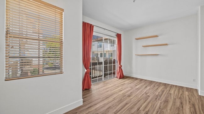 Building Photo - Tri-Level Townhome in Tustin