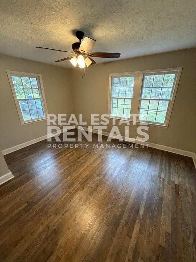 Building Photo - 302 Aderholt St