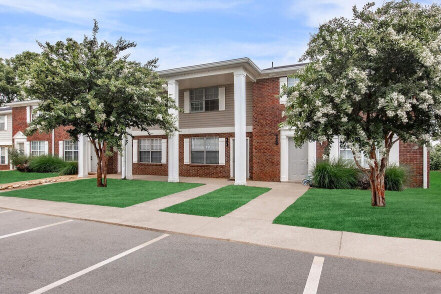 Building Photo - 600 Whispering Hills Dr