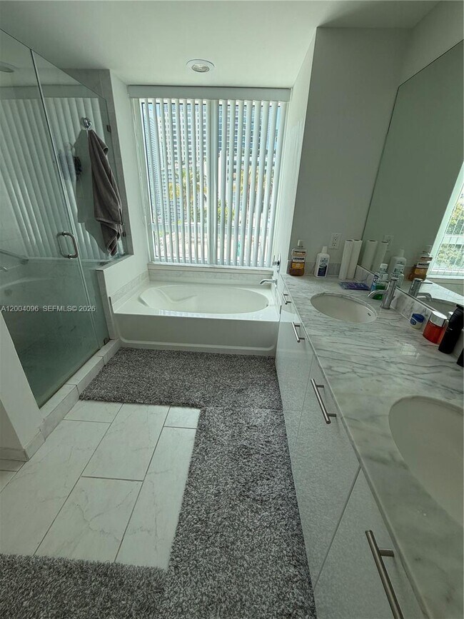 Building Photo - 950 Brickell Bay Dr