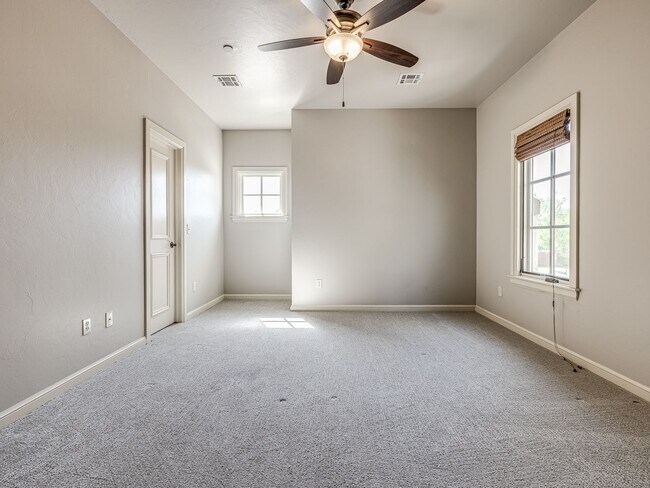 Building Photo - Luxury Townhome in Edmond + Near Rose Cree...