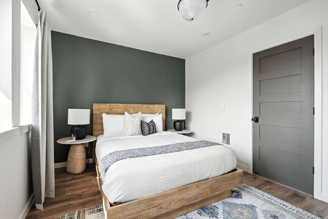 Building Photo - 925 NE 23rd Ave