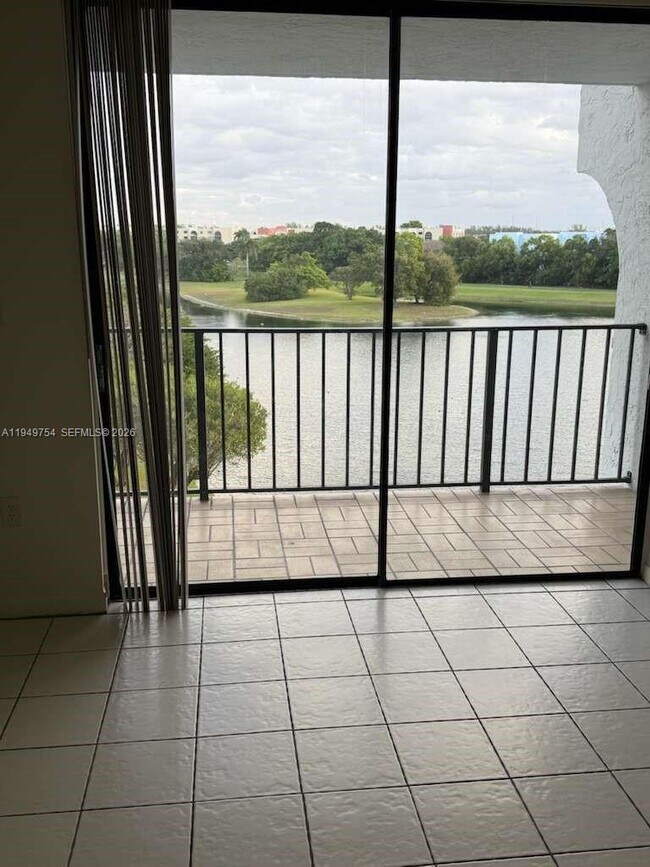 Building Photo - 9688 Fontainebleau Blvd