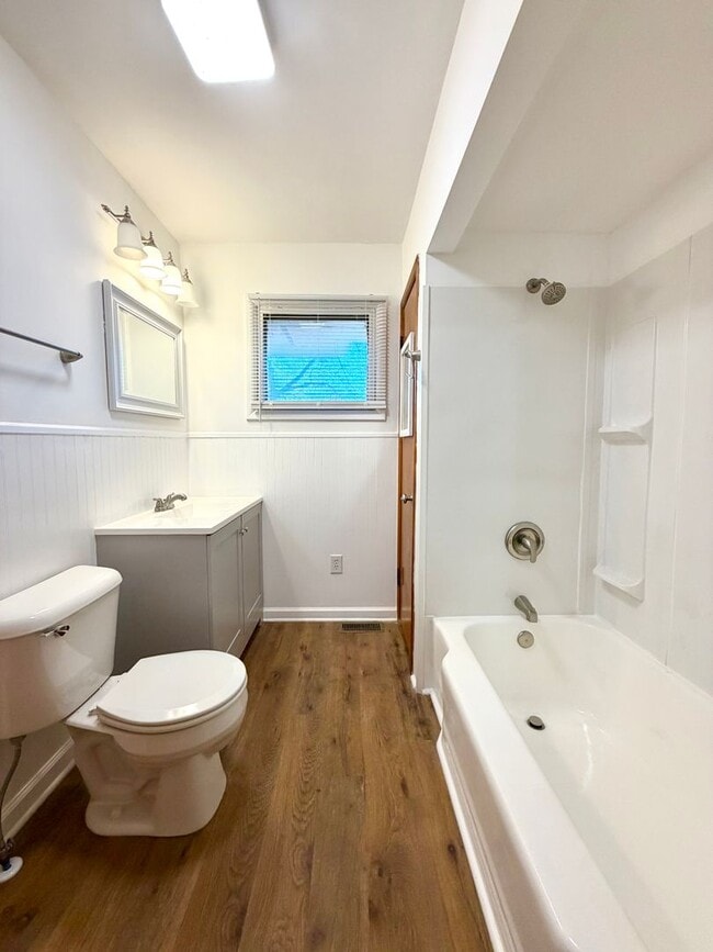 Building Photo - 887 Elwood Dr