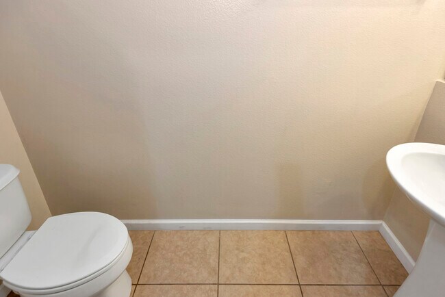 Building Photo - 253 Catriona Dr
