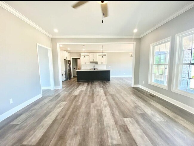 Building Photo - 4 Bed 2 bath with 3 car attached garage