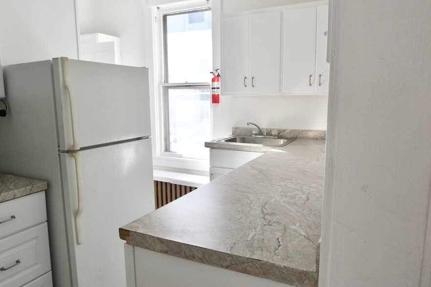 Kitchen - 307 W Illinois St