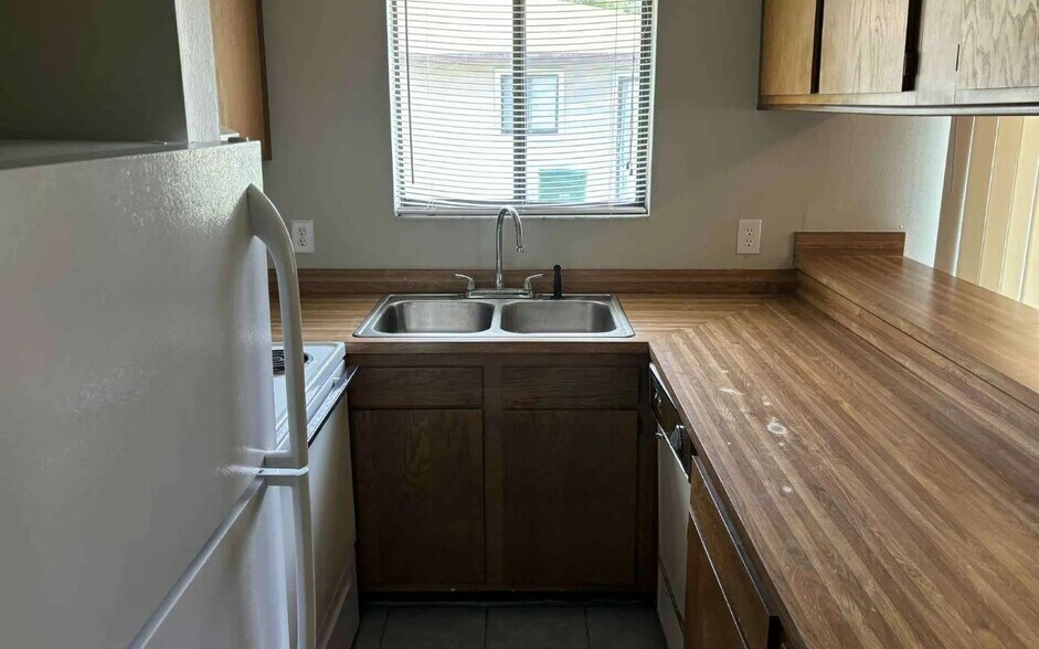 Building Photo - 3875 NW Huntsboro St