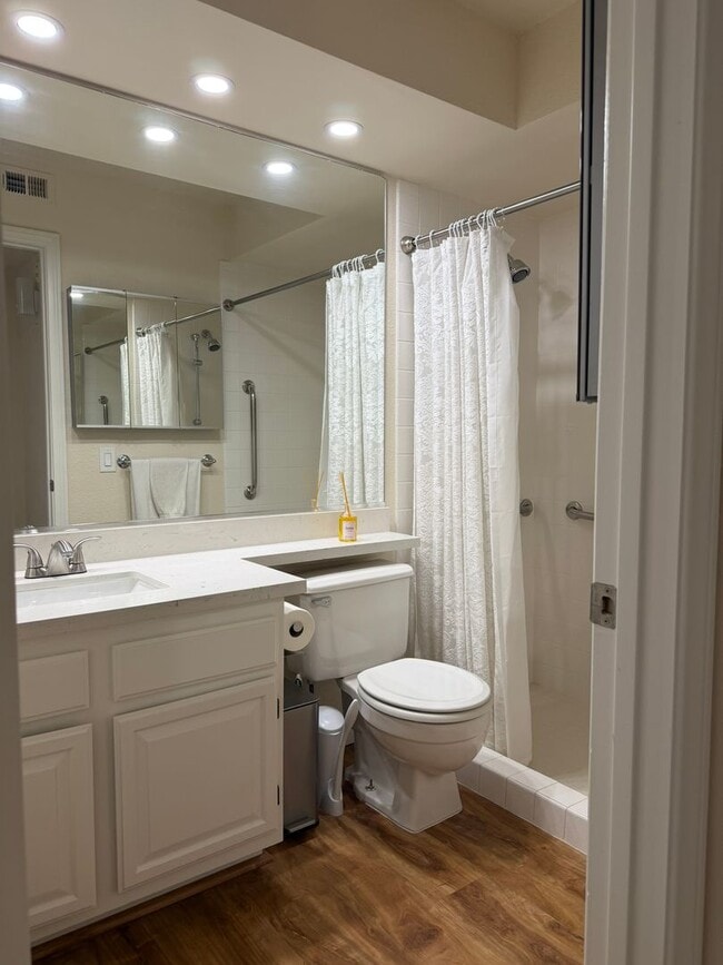 Building Photo - Beautiful 3 bed 3 bath townhome ready for move in!