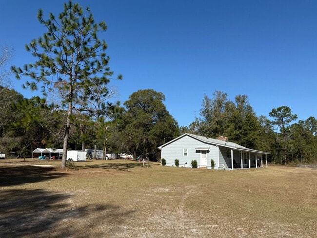 Building Photo - HUGE UPGRADED 3/2 ON 5 ACRE LOT!