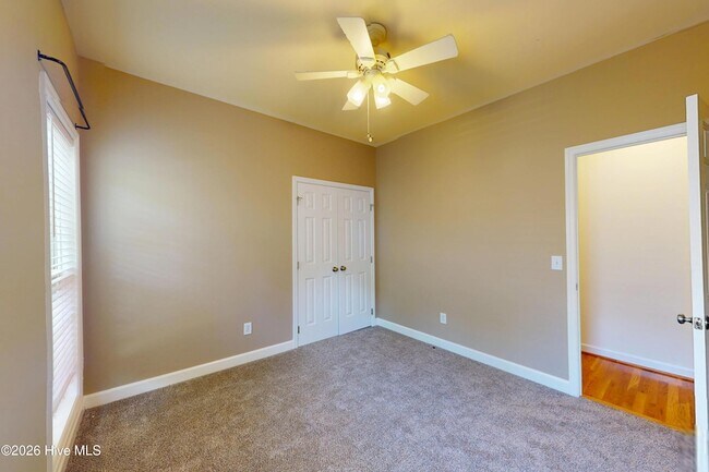 Building Photo - 1140 Greenbriar Dr