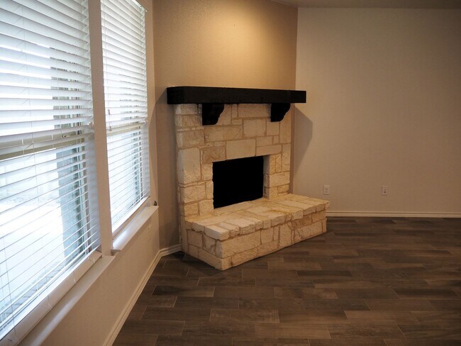 Building Photo - 812 Dove Cv