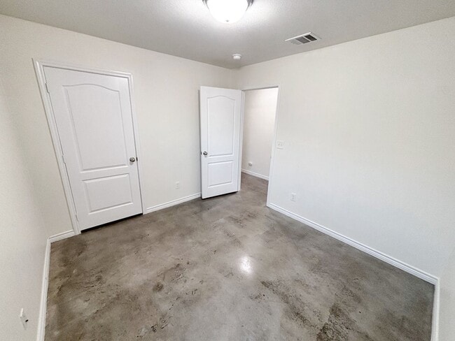 Building Photo - Modern 3-Bedroom Single-Story Home with St...