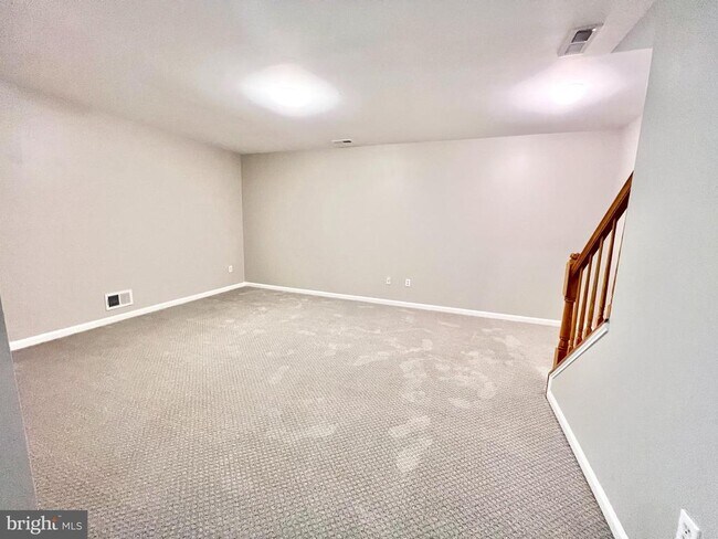 Building Photo - 6400 Warren Point Ct