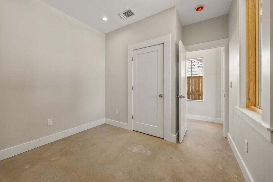 Building Photo - 626 Delaware St