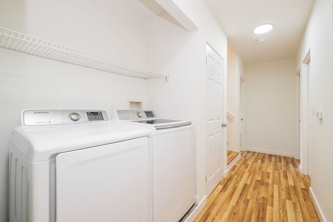 Building Photo - Versatile 5 Bedroom Retreat with Office and Outdoor Living in Burien