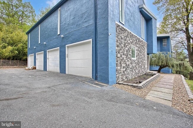 Building Photo - 1813 Holly Dr