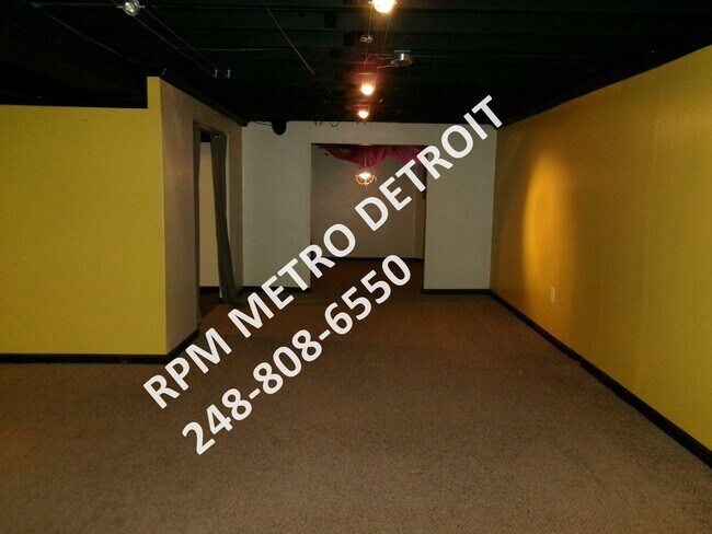 Building Photo - SPACIOUS HOME IN BROWNSTOWN