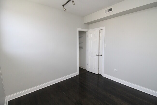 Building Photo - 1542 W Waveland Ave