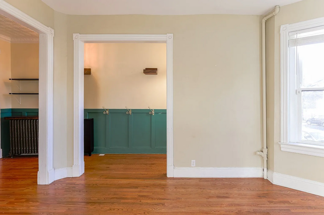 Building Photo - Fully Renovated 3 BR/1.5 BA Apartment in C...