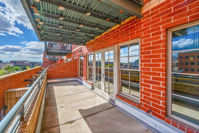 Building Photo - $2,595.00, 1 bed, 1.5. bath located in Denver