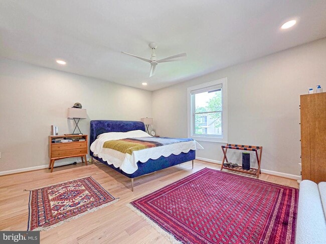 Building Photo - 302 E Custis Ave