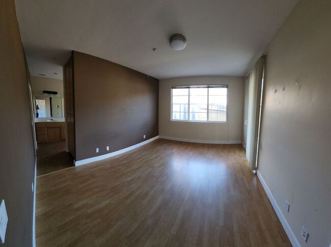 Building Photo - Super close to Poly- Approx. 1000 feet fro...