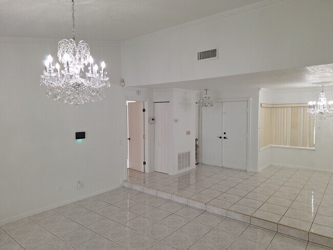 Building Photo - Spacious 4-Bed, 3-Bath Belle Isle Home wit...