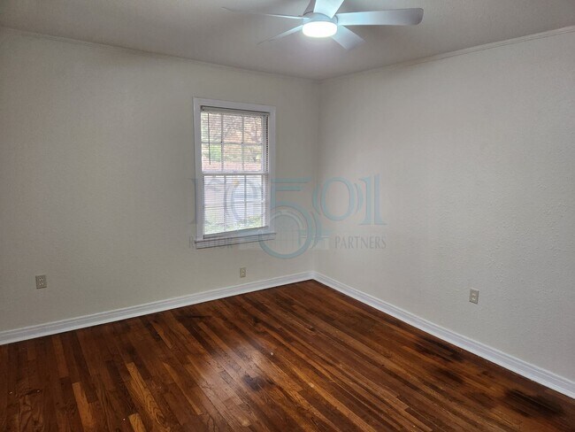 Building Photo - Elm, 200-202 N. Duplex