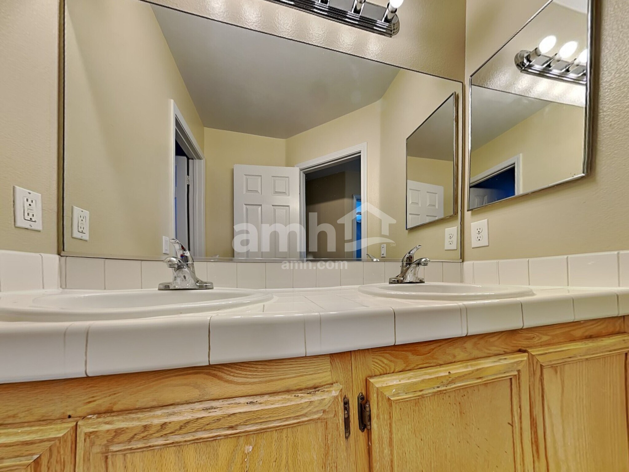 Building Photo - 203 Mariposa Way