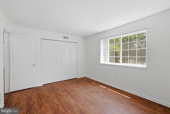 Building Photo - 1521 Colonial Dr