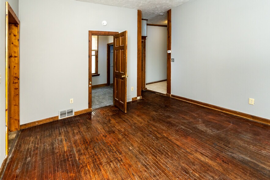 Building Photo - 818 Edmund Ave W