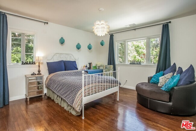 Building Photo - 1332 Comstock Ave