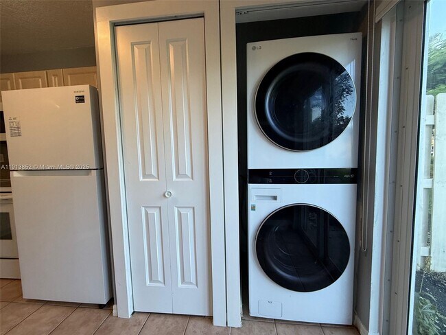 Building Photo - 930 NE 34th Ave