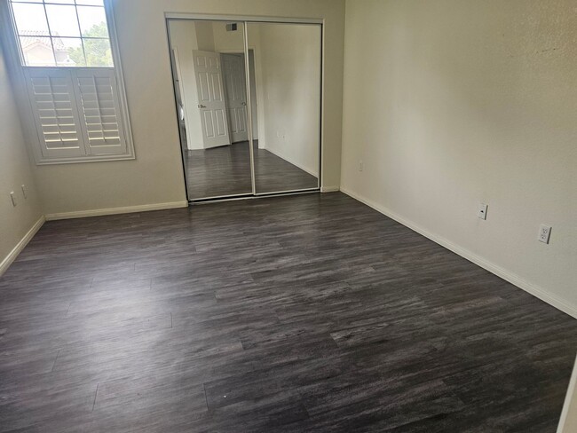 Building Photo - 2 Bedroom Townhome for Rent