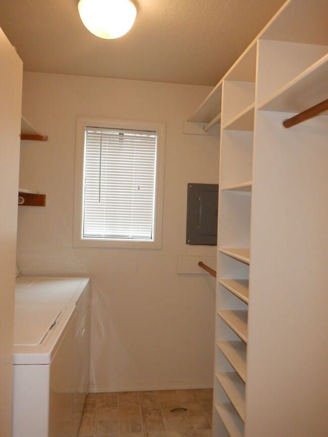 Building Photo - 1 Bed/1 Bath Apartment Across Millers Land...