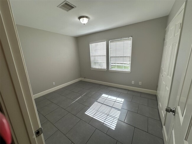 Building Photo - 9329 Chesterfield Dr