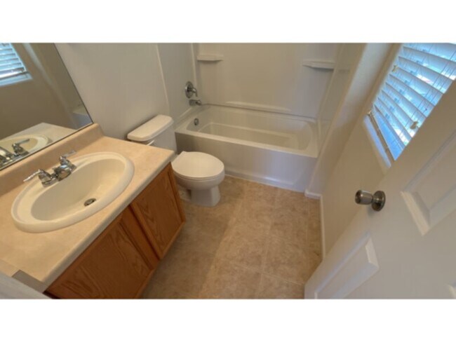 Building Photo - Two story townhome in Fountain
