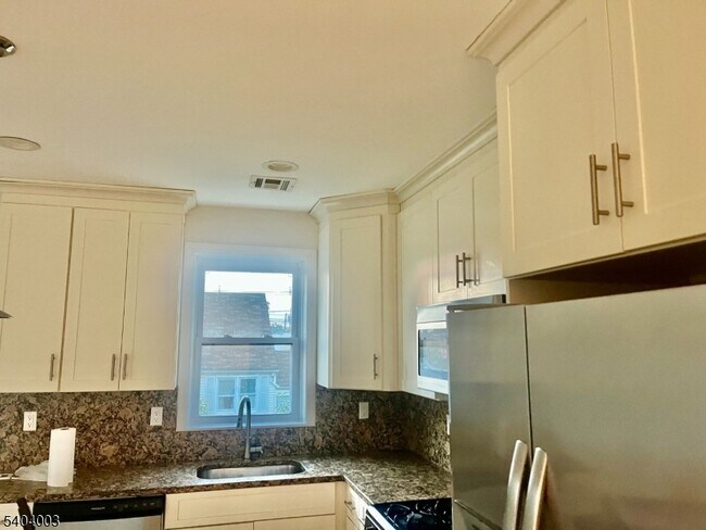 Building Photo - 10 Morton Pl