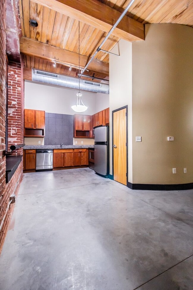 Building Photo - Gorgeous Loft