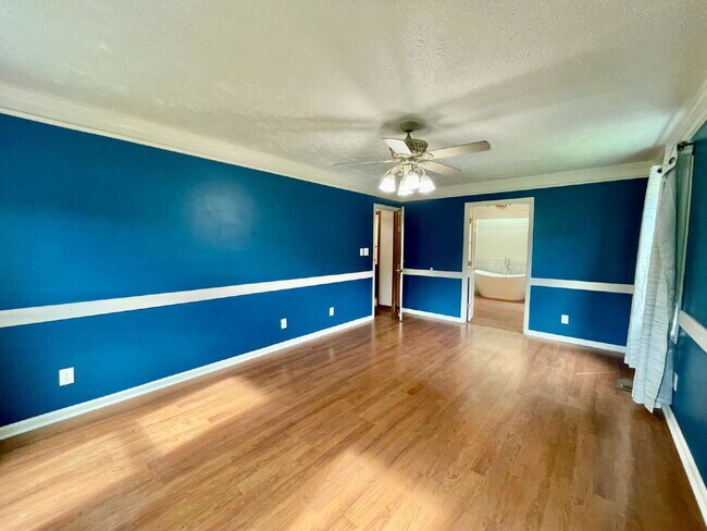 Building Photo - Spacious 6-Bedroom Gem In Fayetteville!