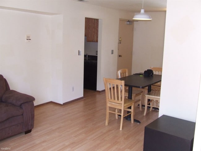 Building Photo - 4 br, 2 bath  - 808 Oakland 201