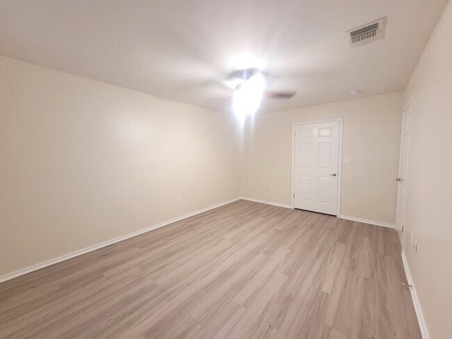 Building Photo - 2 Bed | 2 Bath 1,100 Sq. Ft. Two Car Garag...