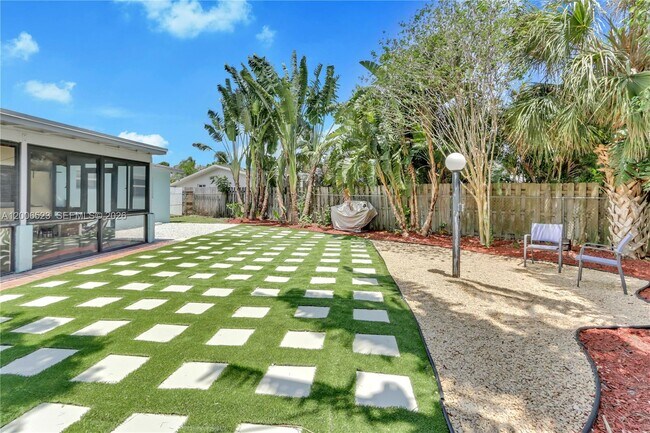 Building Photo - 222 SE 11th Ct