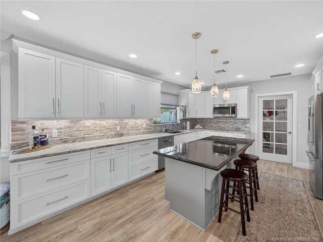 Building Photo - 724 NW Spruce Ridge Dr