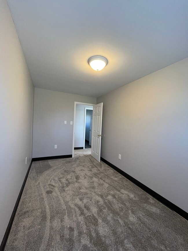 Building Photo - Spacious, bright and newly renovated 2nd-floor apartment available in Bath