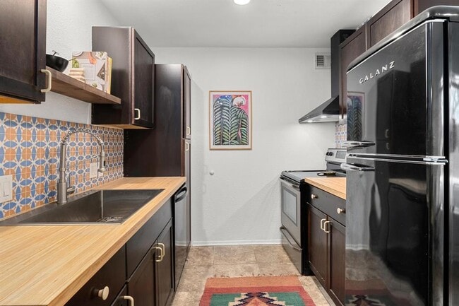 Building Photo - 2600 Penny Ln