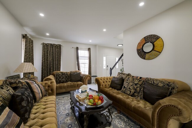 Building Photo - Luxurious Single Family Home in Emerald Farm