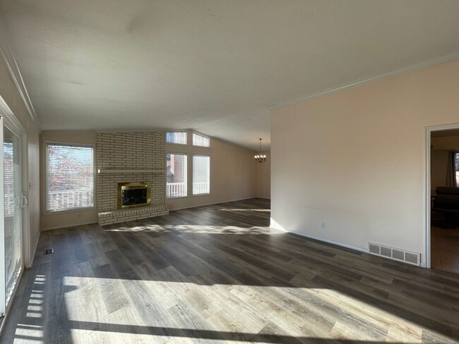 Building Photo - Spacious House on the Northeast Bench in Orem